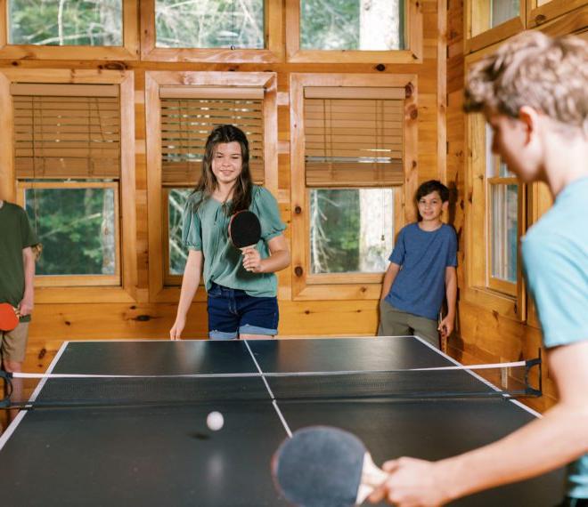 孩子们在小木屋里打乒乓球